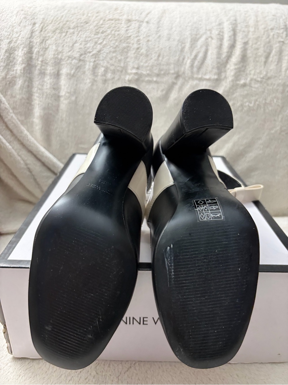 Vintage Nine West Black and Cream Bow-Strap Block Heel Pumps - Picture 6 of 9